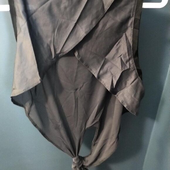 Fabletics mesh front tie open back crop top - Picture 2 of 3